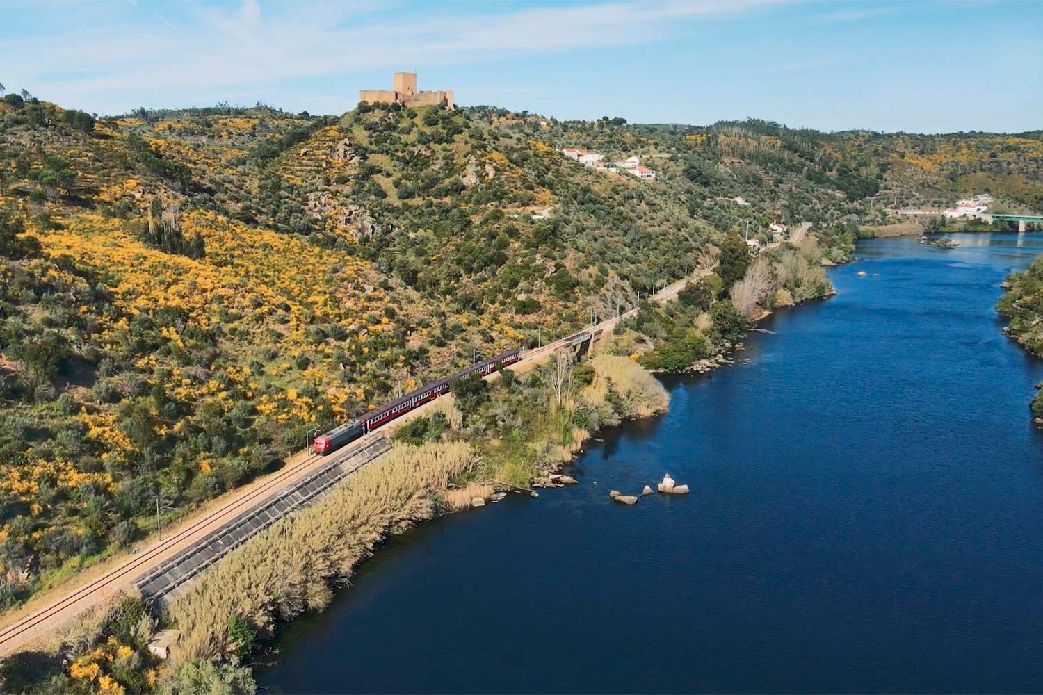 Comboio Vintage do Tejo na Linha da Beira Baixa, lado a lado com o rio Tejo, e perto da estação e castelo de Belver.