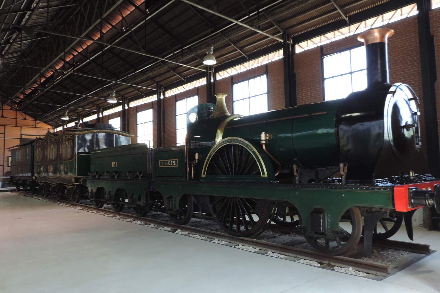 Comboio Real, cor verde, formado por locomotiva a vapor com vagão para o carvão e duas carruagens.