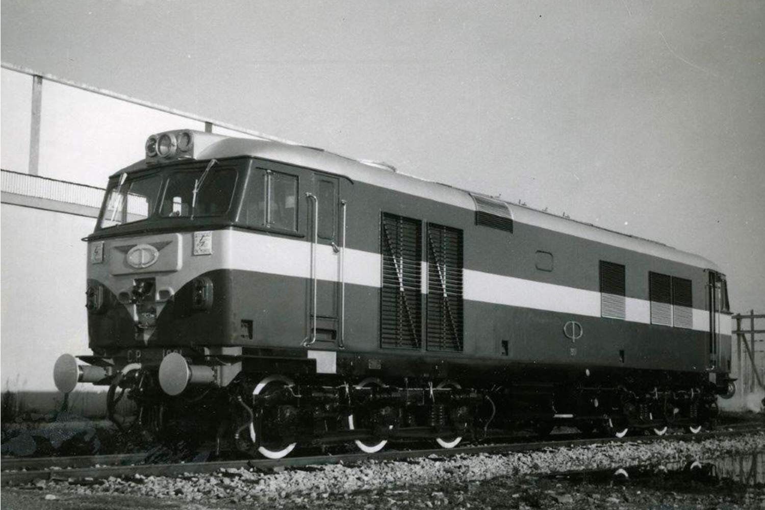 Locomotiva diesel da série CP 1800 parada numa das linhas da estação.