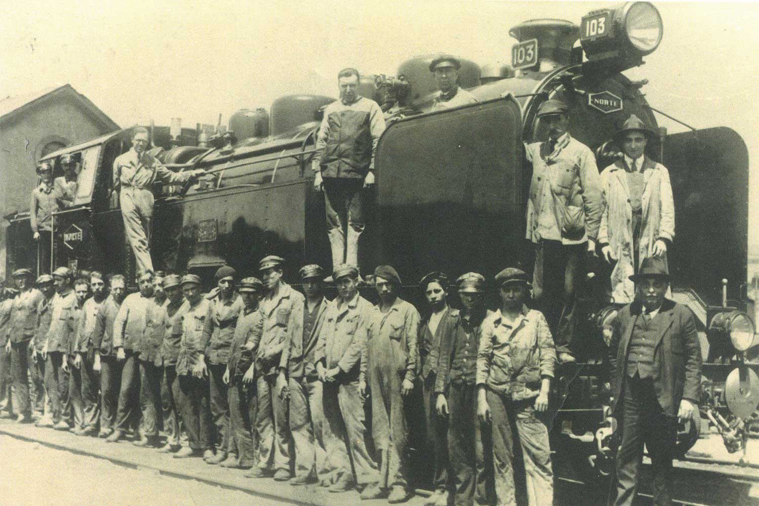 Ferroviários junto da locomotiva a vapor CP E143.