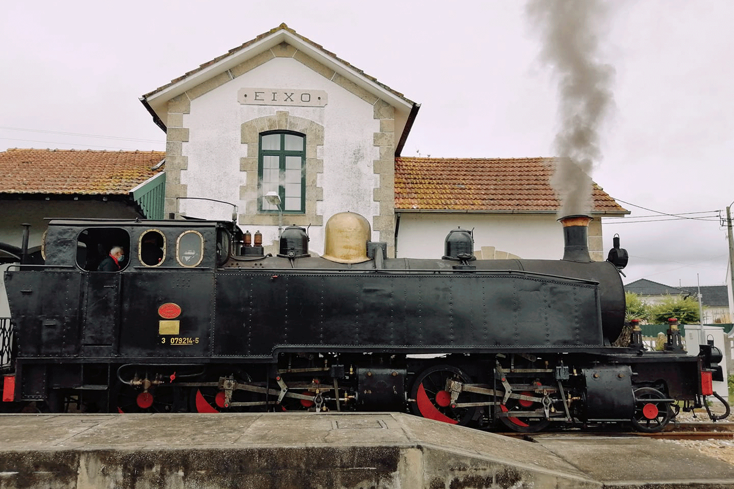 Locomotiva a vapor de via estreita CP E214, cor preto, parada na estação de Eixo na Linha do Vouga.