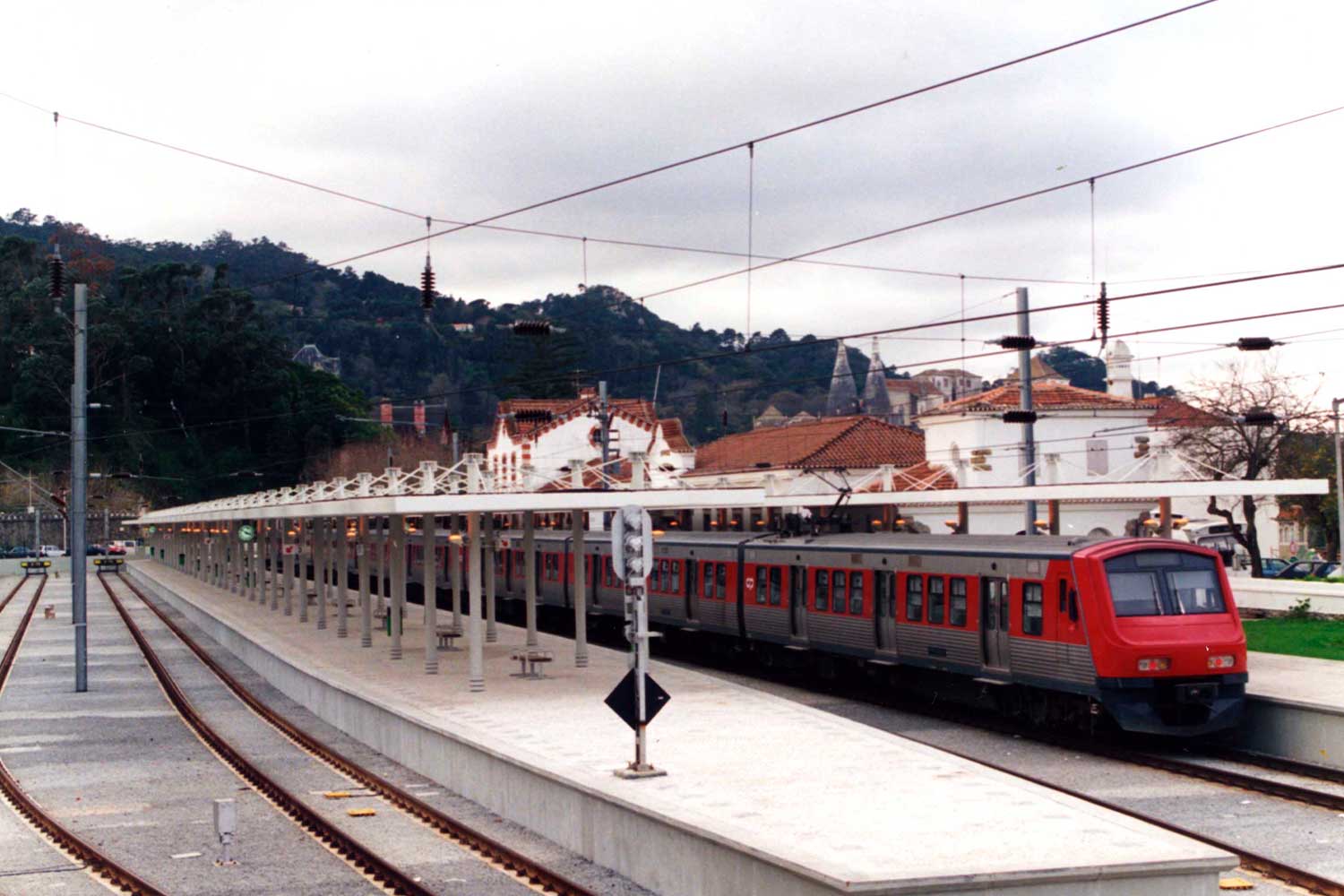 Automotora elétrica da série CP 2300, cor vermelho e cinzento, na estação de Sintra.