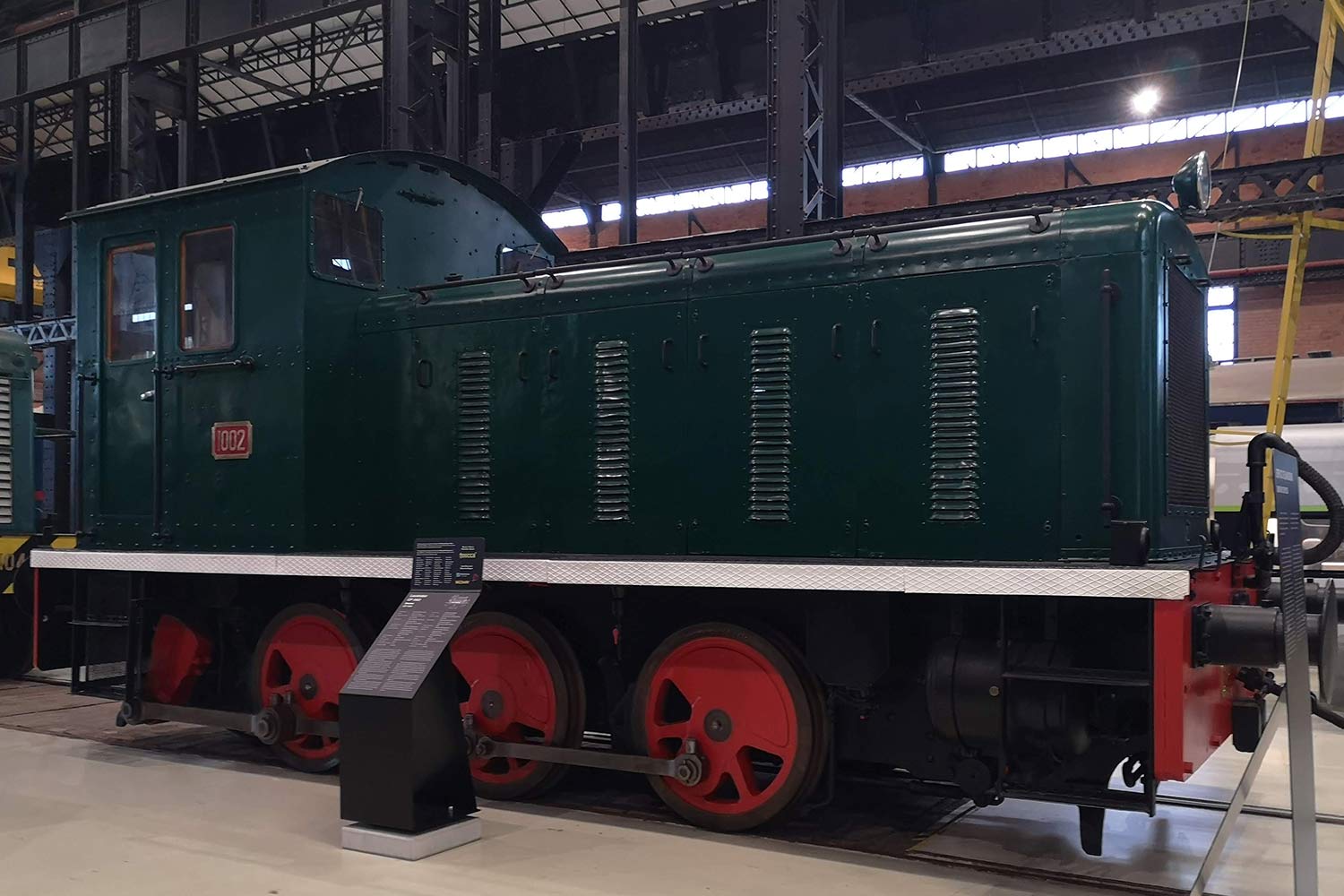 Locotrator Drewry de cor verde exposto no museu.