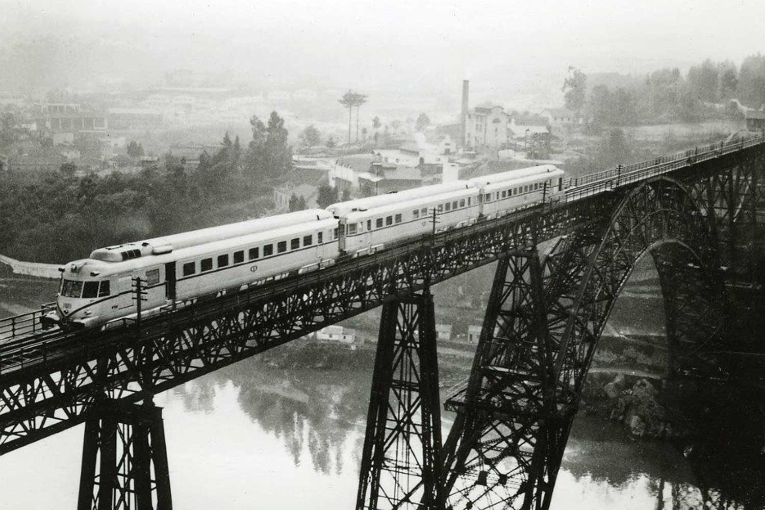 Automotora diesel da série CP 0500 à passagem pela Ponte Maria Pia.