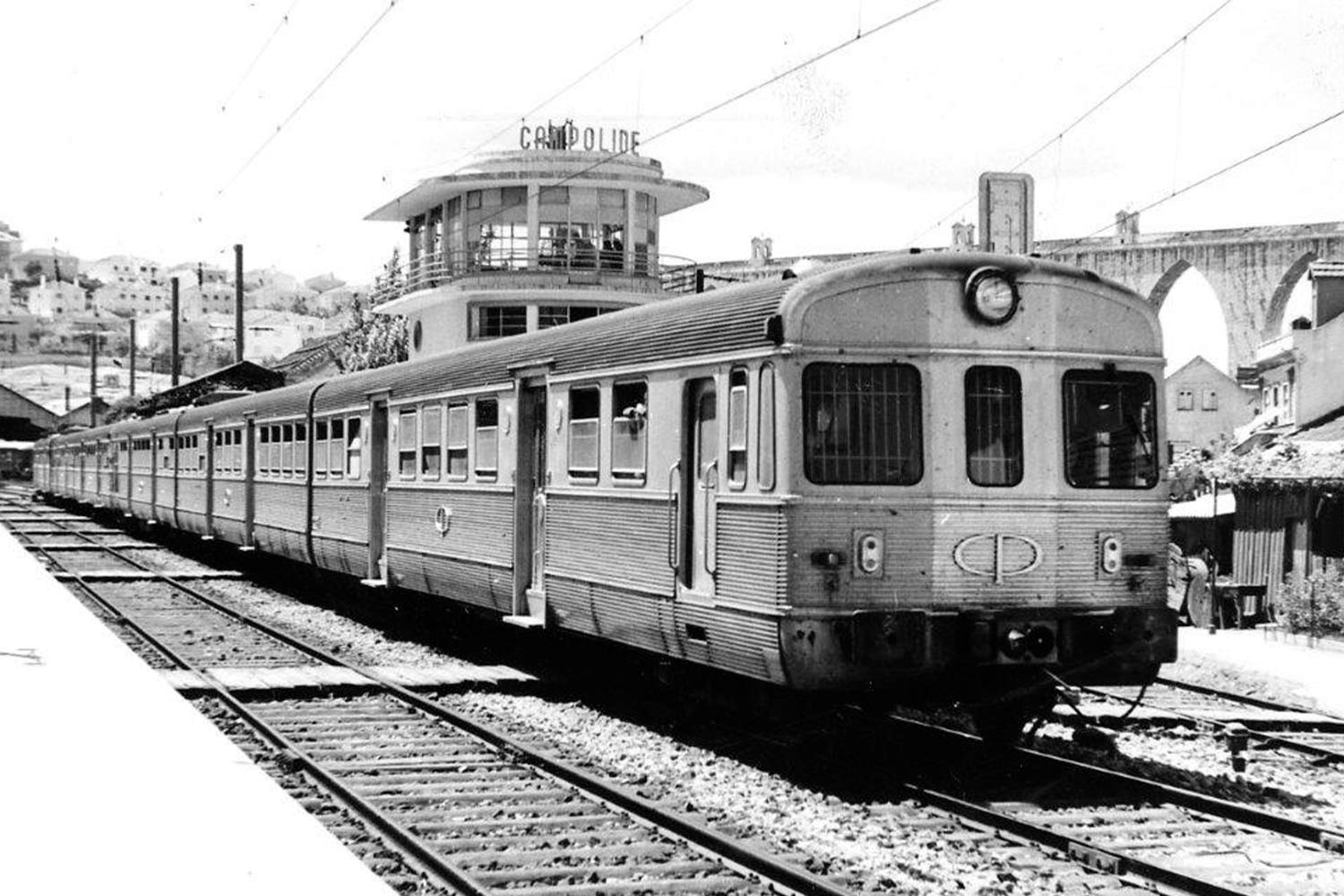 Automotora elétrica da série CP 2050 parada numa das plataformas da estação.