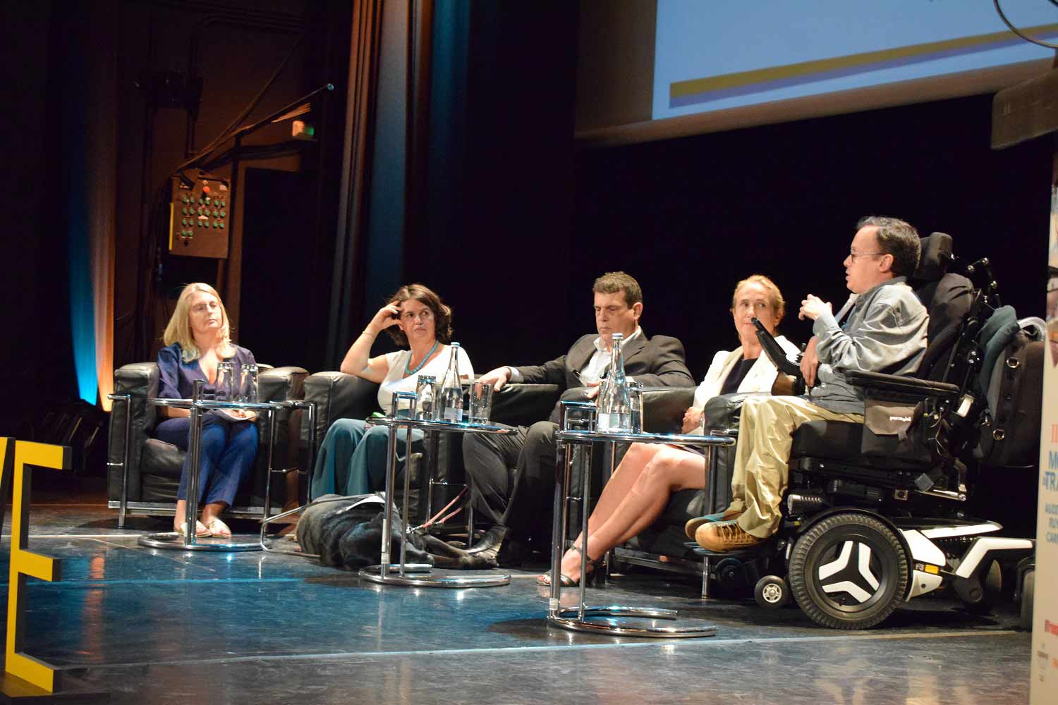 Palco de debates do fórum com a participação de Diogo Martins