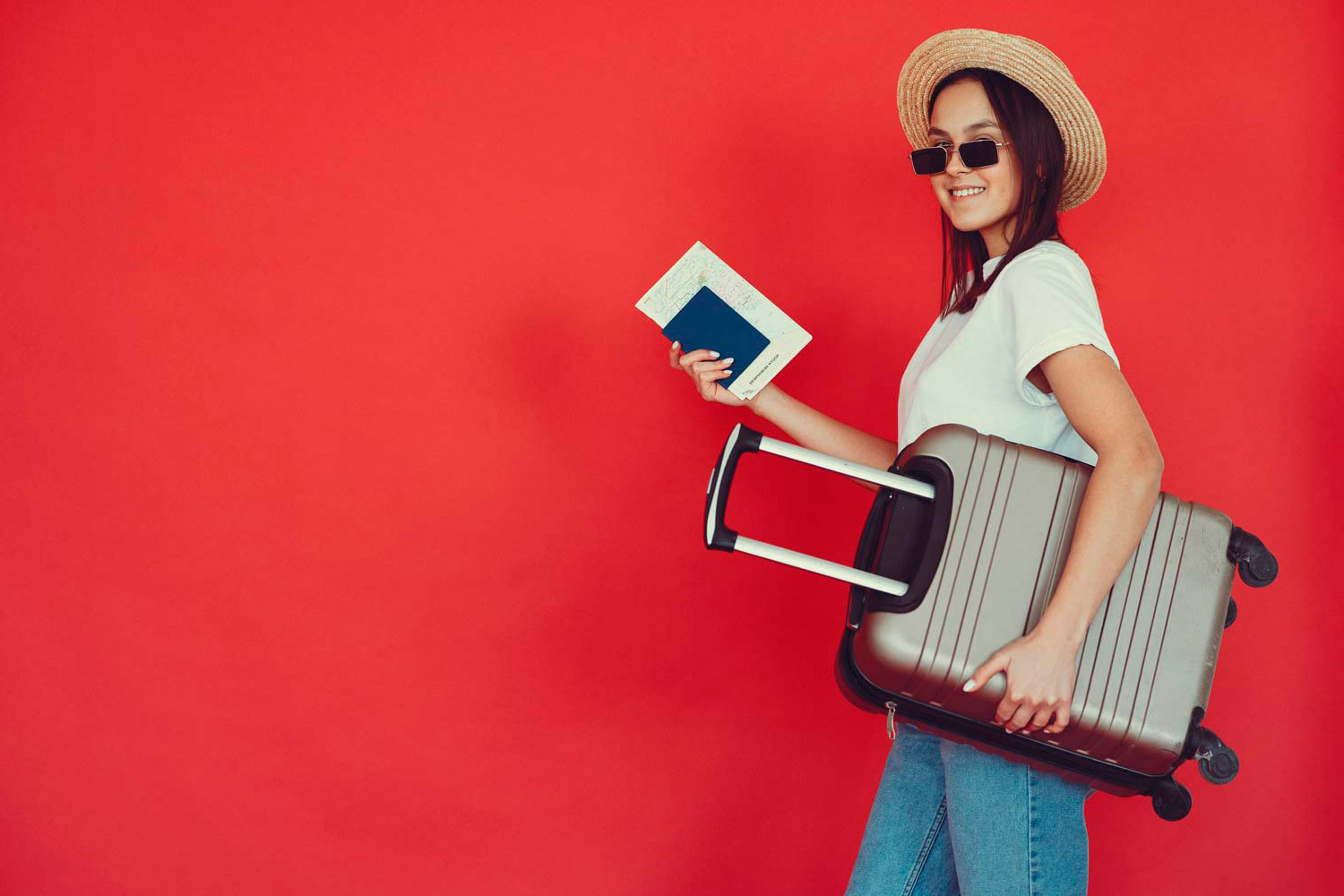 Cliente de chapéu e óculos de sol, com trolley debaixo do braço.