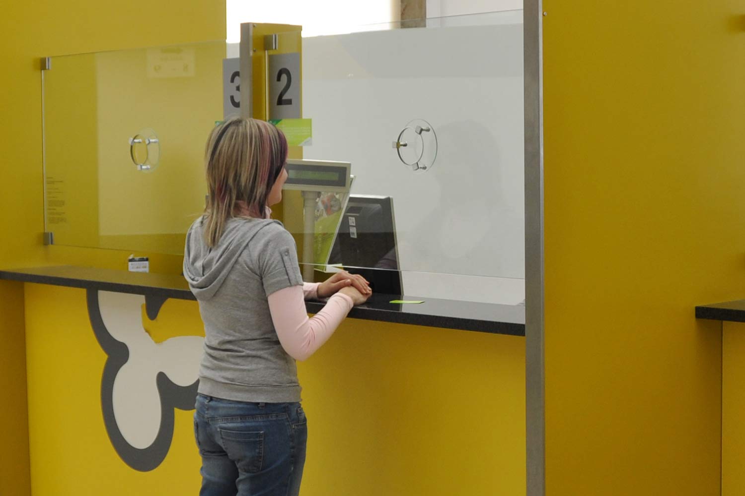 Cliente num balcão do Centro da Mobilidade.