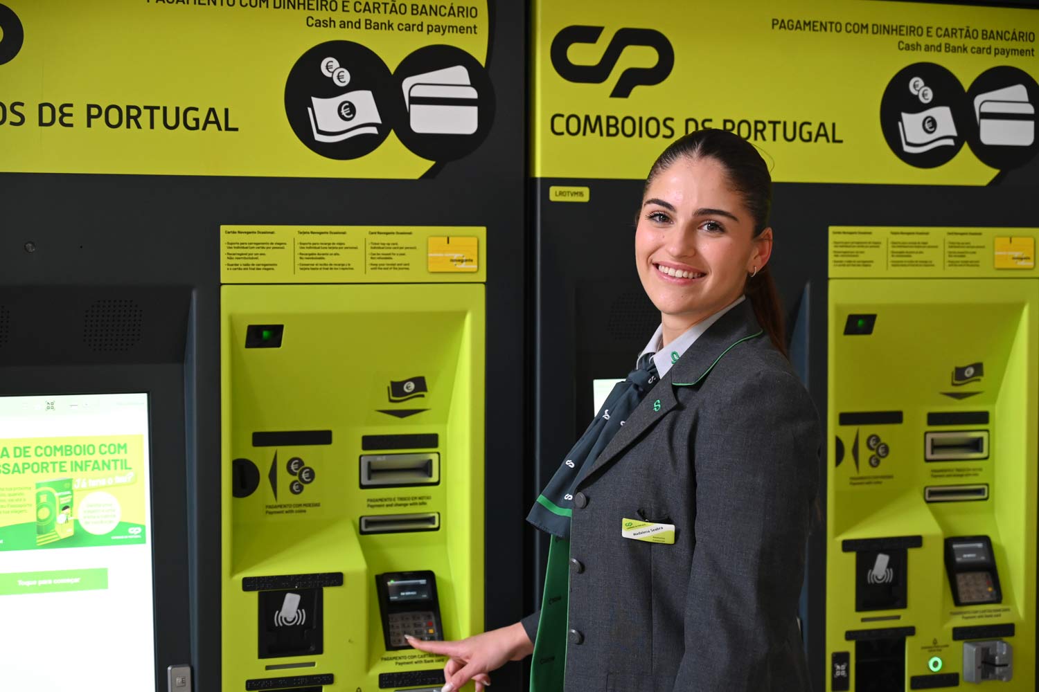 Operadora de venda CP junto a Máquinas de Venda Automática dos Comboios Urbanos de Lisboa