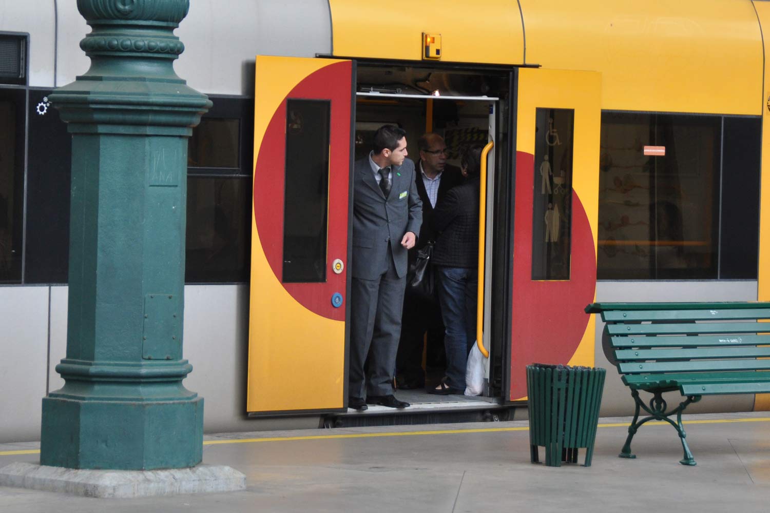 Operador de revisão a fechar porta de Comboio Urbano do Porto.