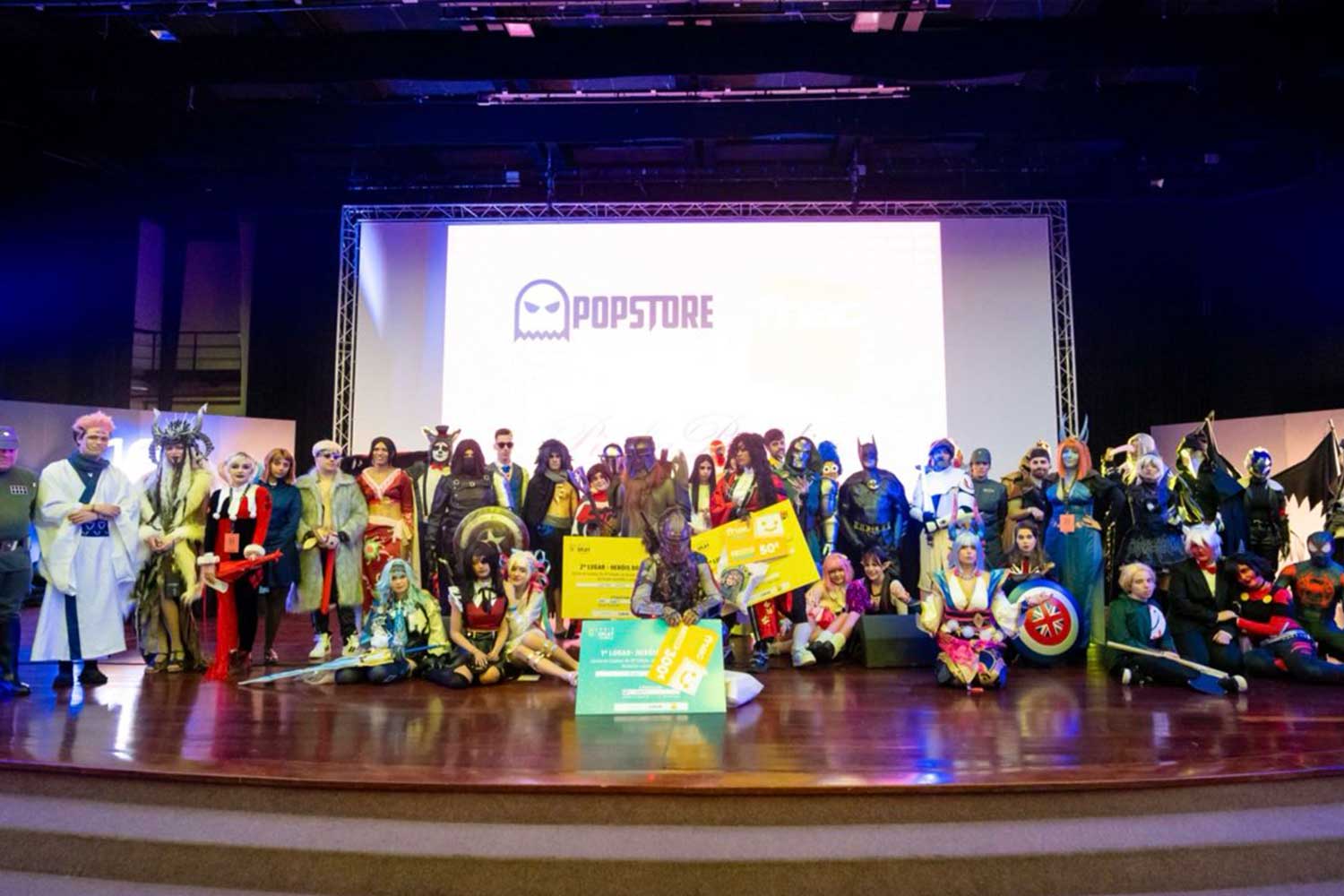 Grupo de pessoas mascaradas no palco.