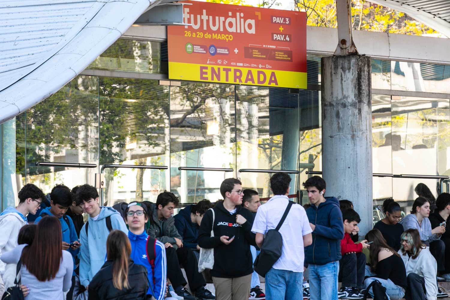 Group of young people at the entrance to the Futurália pavilion and dancing inside.