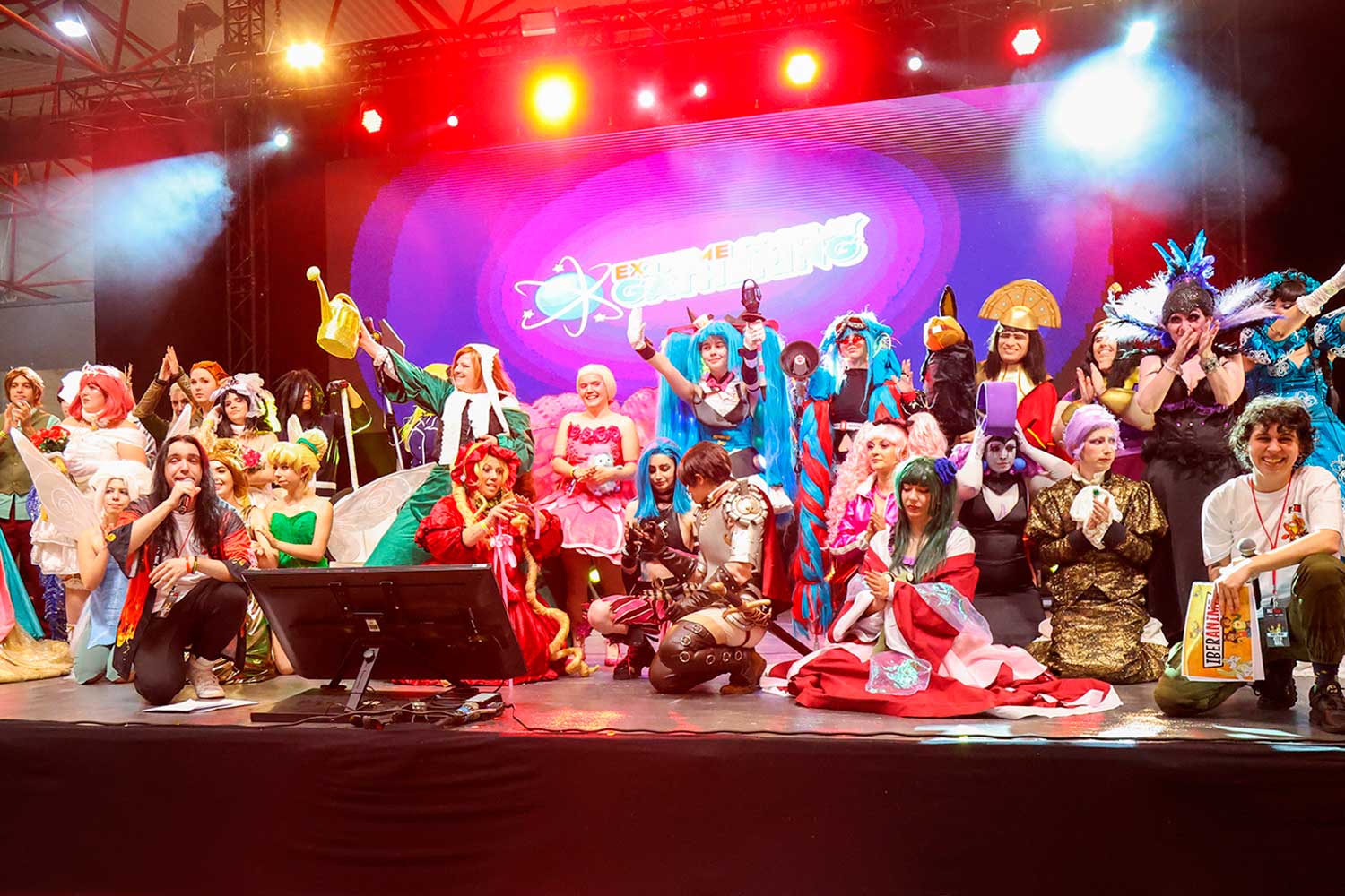 Grupo de pessoas mascaradas no palco.