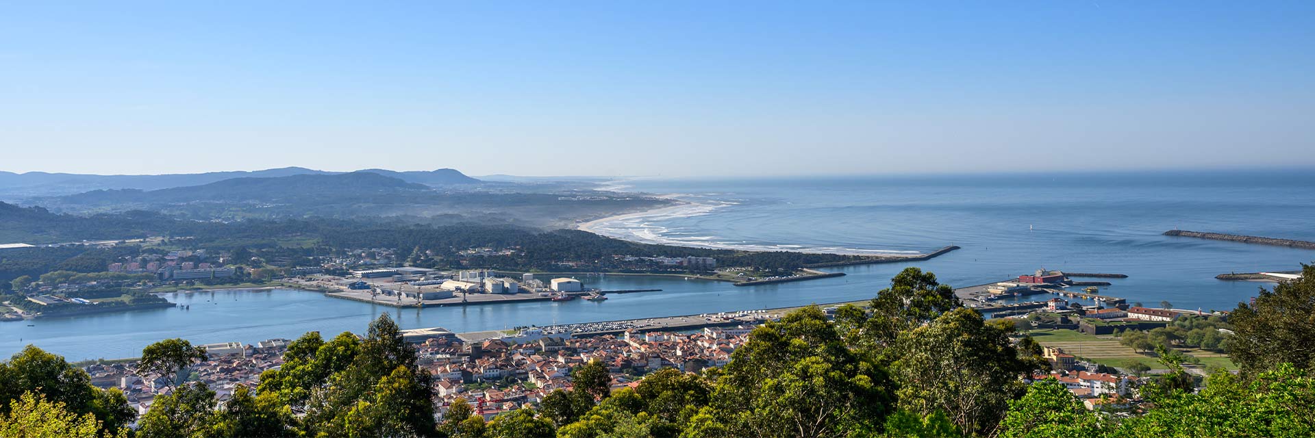 Vista aérea e a cores da praia de Viana do Castelo.