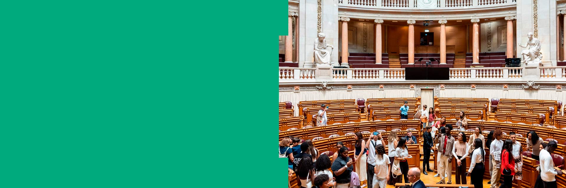 Imagem de visitantes no Parlamento.